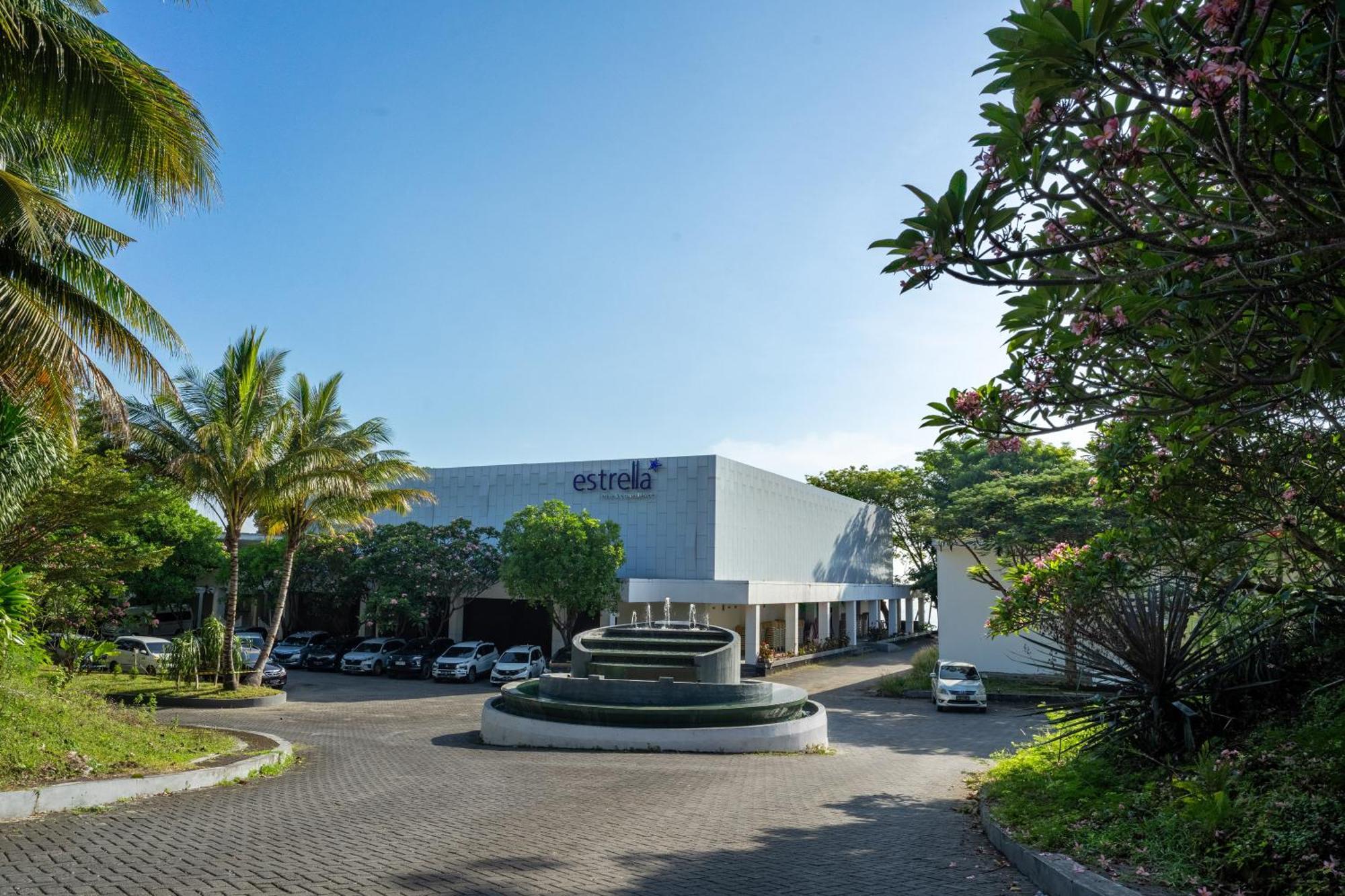 Estrella Hotel & Conference Luwuk Exteriör bild