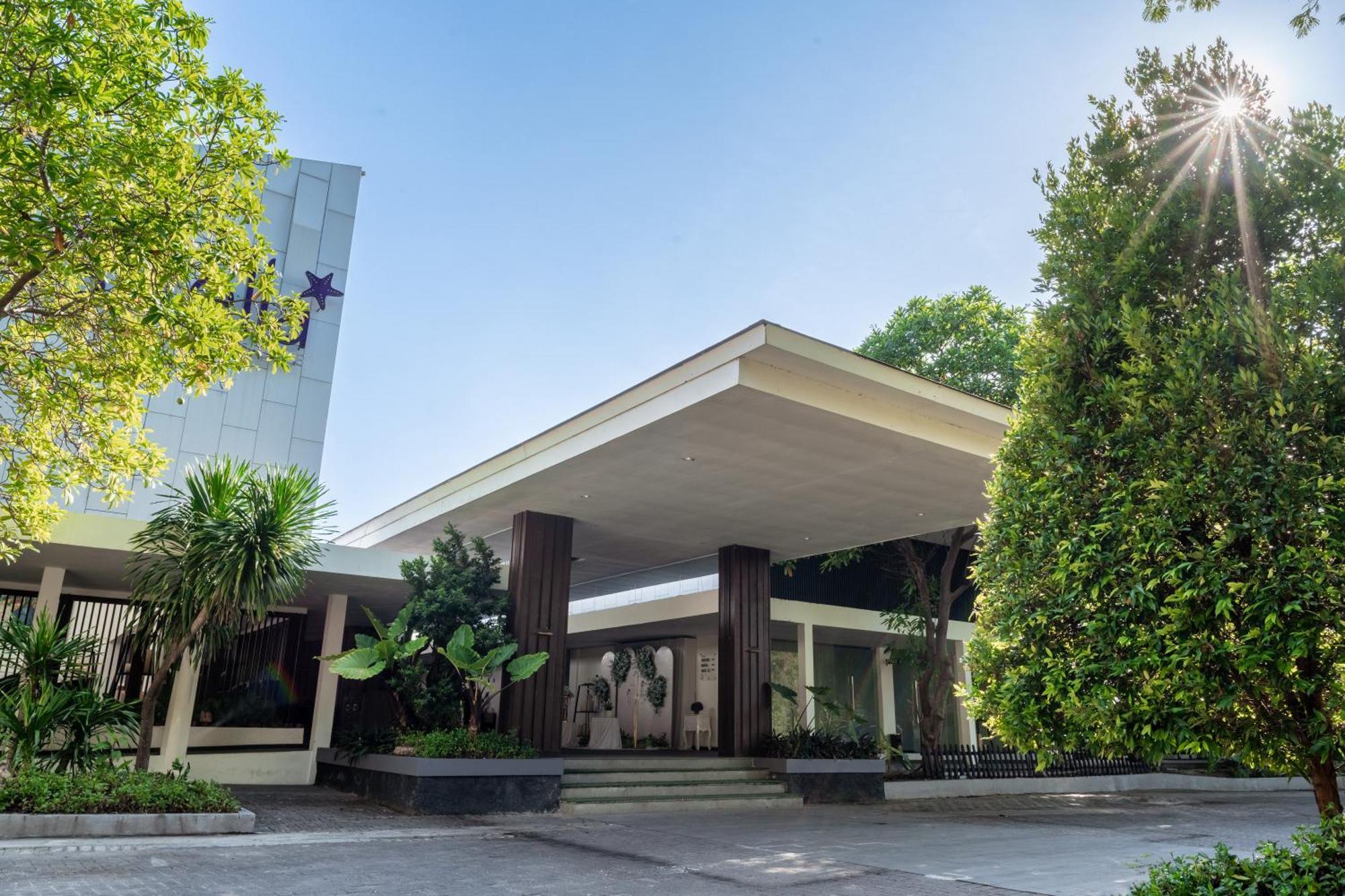 Estrella Hotel & Conference Luwuk Exteriör bild